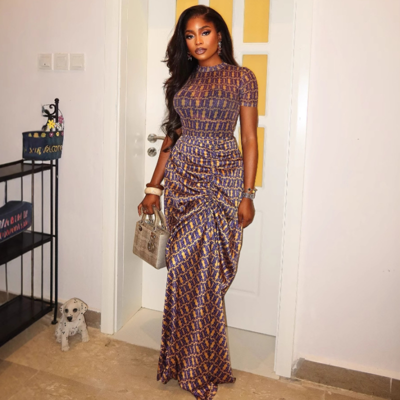 Poliészterből készült, nyomott mintás hosszú ujjú ruha, A-vonalú, kerek nyakkal