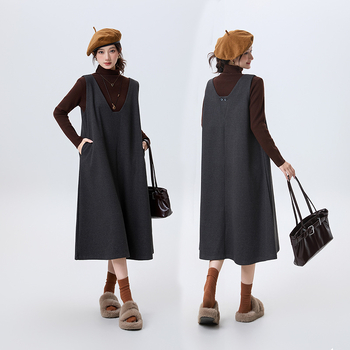 Rochie lungă fără mâneci, decolteu în V, poliester 50–70%, iarna 2025