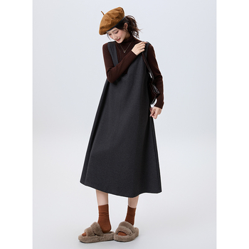 Rochie lungă fără mâneci, decolteu în V, poliester 50–70%, iarna 2025