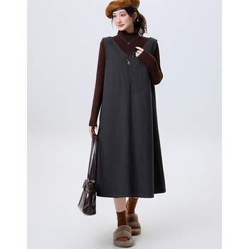 Rochie lungă fără mâneci, decolteu în V, poliester 50–70%, iarna 2025