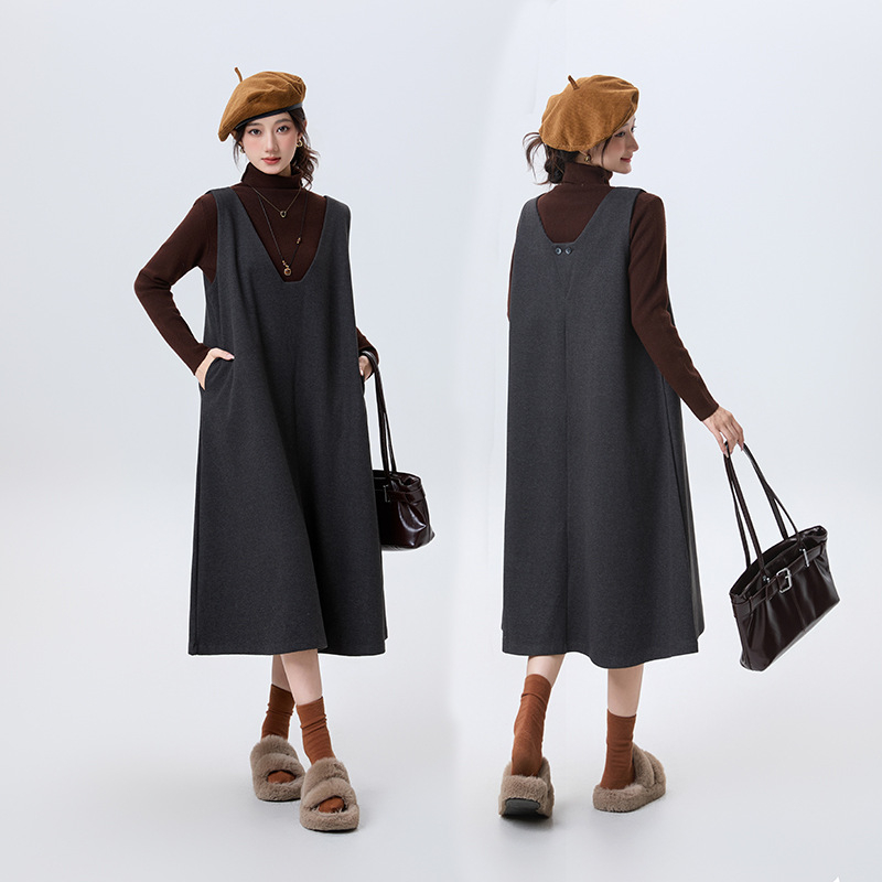 Rochie lungă fără mâneci, decolteu în V, poliester 50–70%, iarna 2025