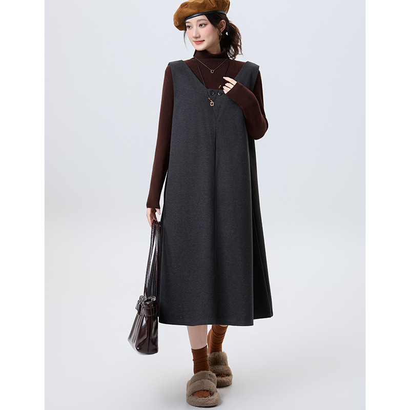 Rochie lungă fără mâneci, decolteu în V, poliester 50–70%, iarna 2025