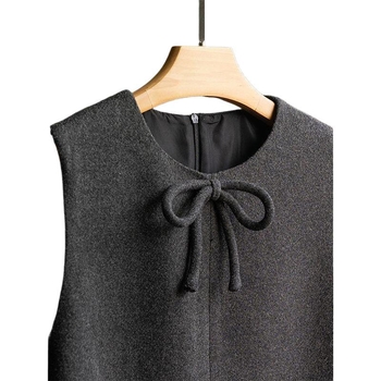 Rochie cu model geometric, decolteu rotund, fără mâneci, croială A-line, lungime scurtă