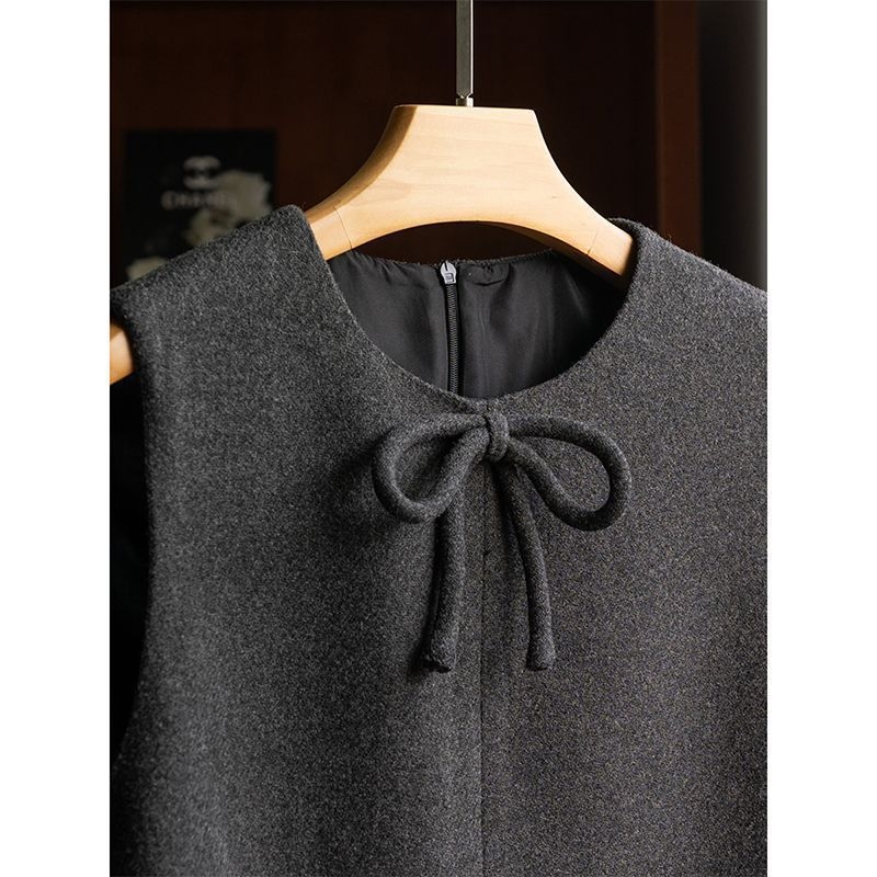 Rochie cu model geometric, decolteu rotund, fără mâneci, croială A-line, lungime scurtă