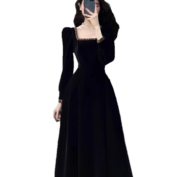 Rochie cu glugă, mâneci lungi, guler pătrat, lungime medie spre lungă, țesătură plasă, stil literar retro chinezesc.