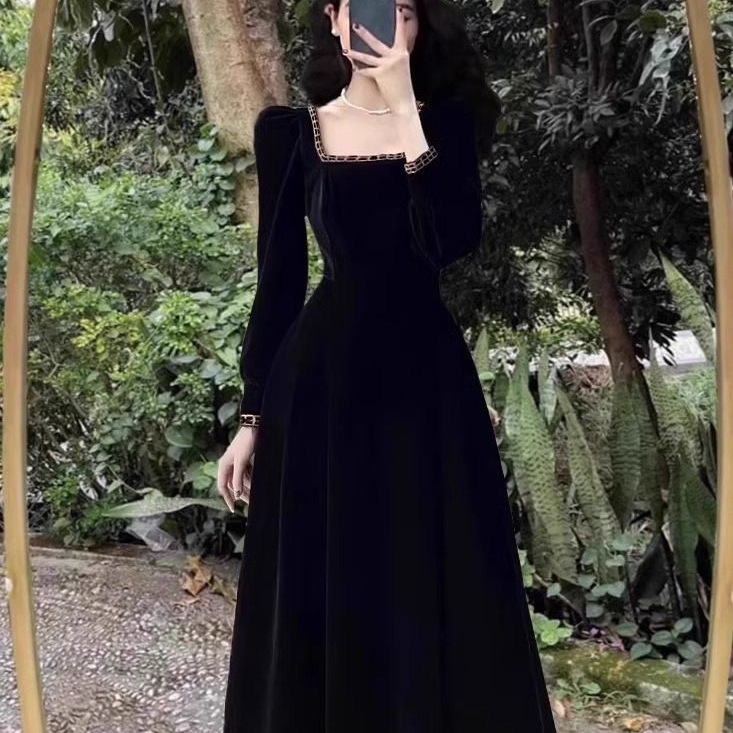 Rochie cu glugă, mâneci lungi, guler pătrat, lungime medie spre lungă, țesătură plasă, stil literar retro chinezesc.