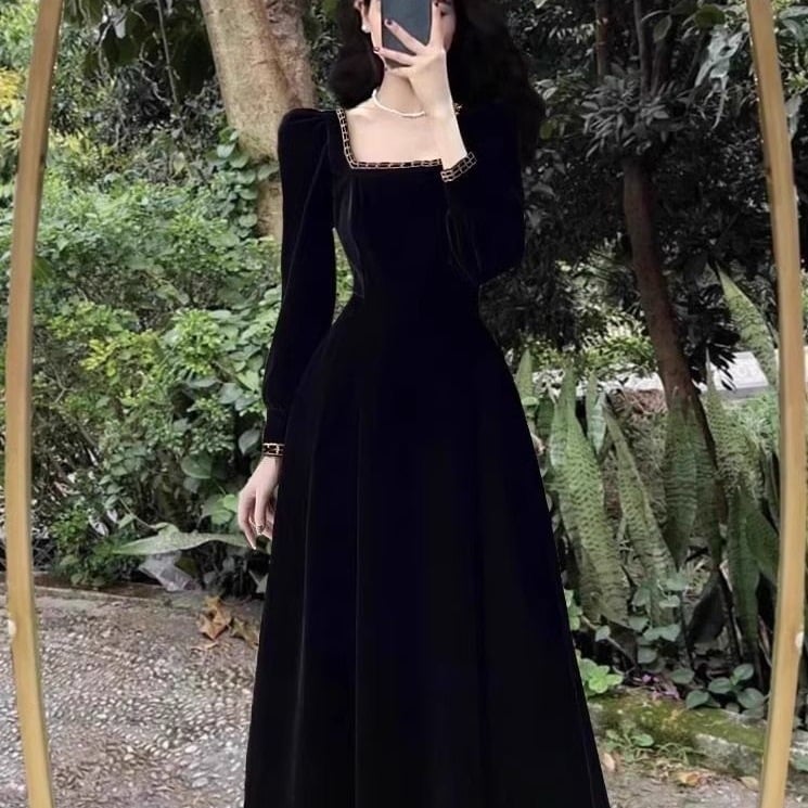 Rochie cu glugă, mâneci lungi, guler pătrat, lungime medie spre lungă, țesătură plasă, stil literar retro chinezesc.