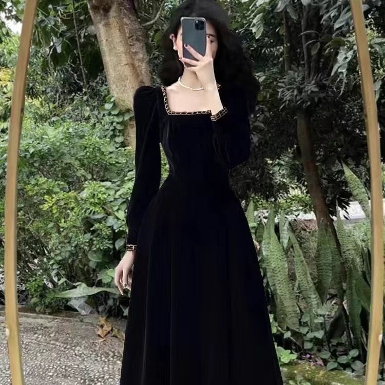 Rochie cu glugă, mâneci lungi, guler pătrat, lungime medie spre lungă, țesătură plasă, stil literar retro chinezesc.