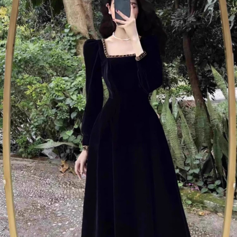 Rochie cu glugă, mâneci lungi, guler pătrat, lungime medie spre lungă, țesătură plasă, stil literar retro chinezesc.