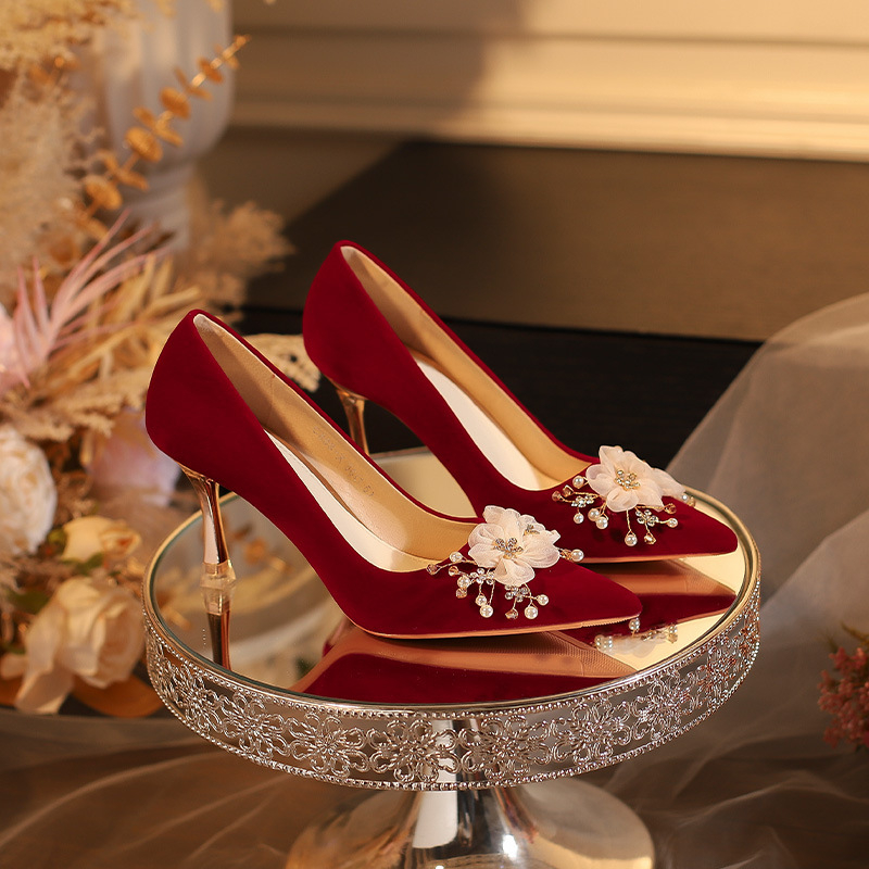 Νυφικά παπούτσια από σουέντ με μυτερό άκρο, 6–8 cm ύψος τακουνιού, τακούνι σε σχήμα κρασιού, σόλα από καουούκ