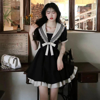 Ruha poliészterből • A-vonalú szabás • magas derék • rövid ujjú • gallér