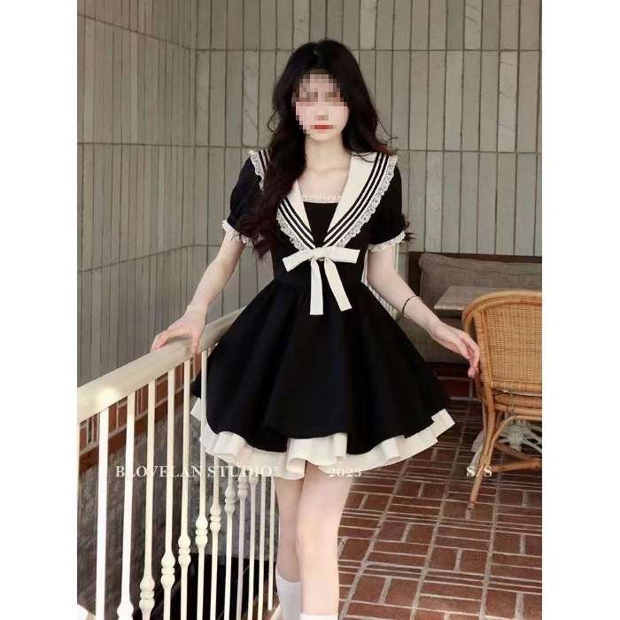 Ruha poliészterből • A-vonalú szabás • magas derék • rövid ujjú • gallér