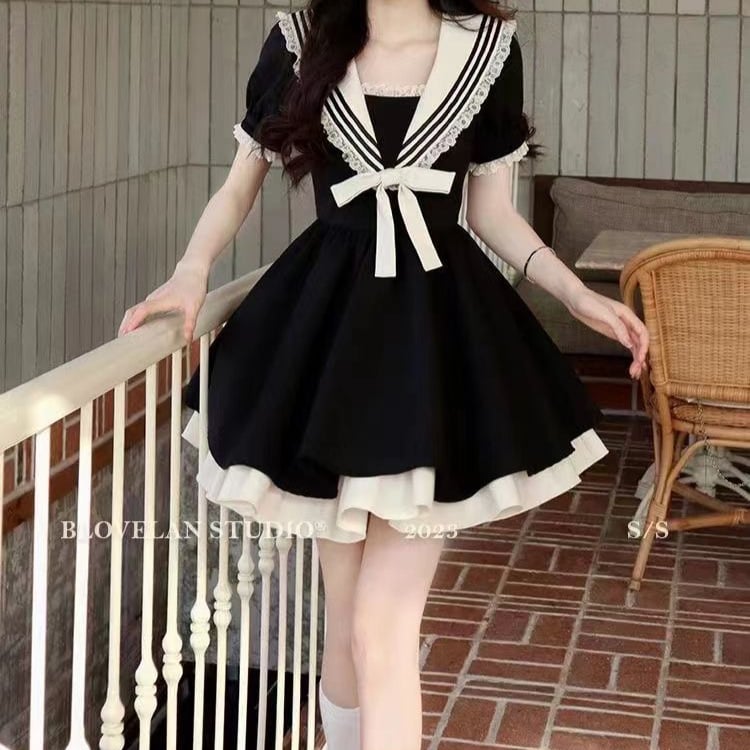 Ruha poliészterből • A-vonalú szabás • magas derék • rövid ujjú • gallér