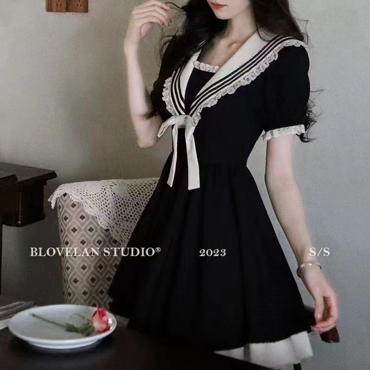 Ruha poliészterből • A-vonalú szabás • magas derék • rövid ujjú • gallér