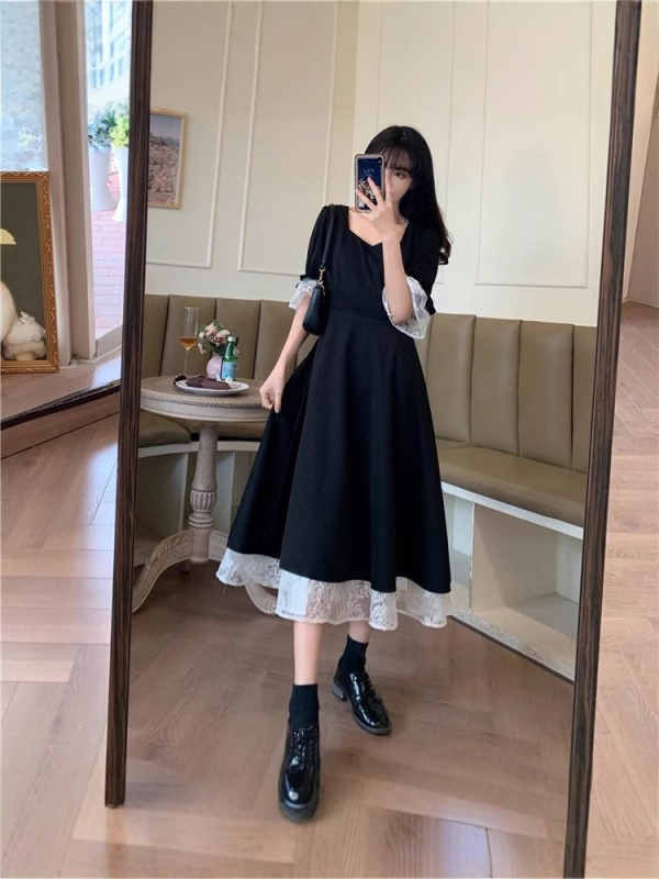 A-vonalú hosszú ruha poliészterből, négyszögletes dekoltázs, rövid ujjú, magas derék