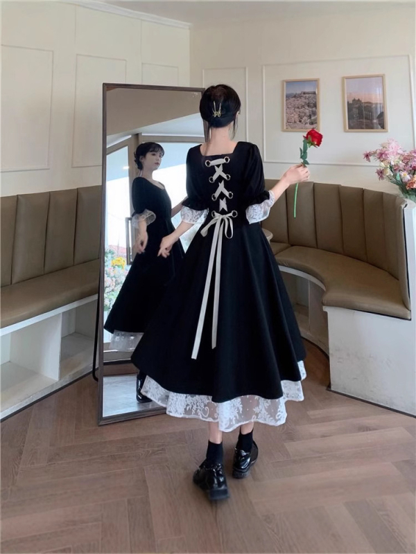 A-vonalú hosszú ruha poliészterből, négyszögletes dekoltázs, rövid ujjú, magas derék