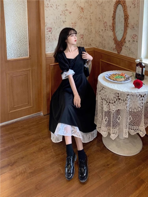 A-vonalú hosszú ruha poliészterből, négyszögletes dekoltázs, rövid ujjú, magas derék