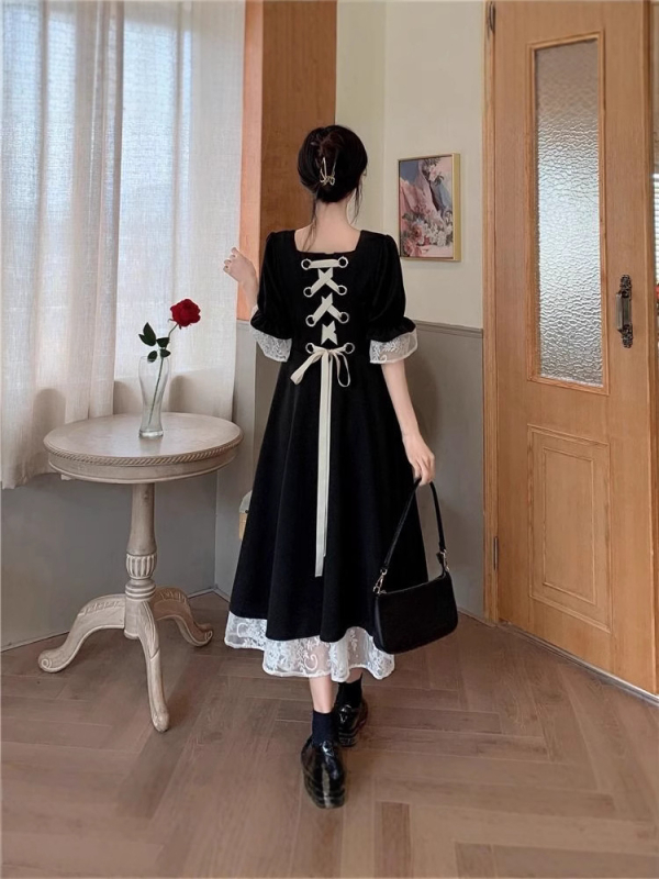 A-vonalú hosszú ruha poliészterből, négyszögletes dekoltázs, rövid ujjú, magas derék