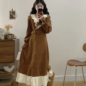 V-nyakú ruha, hosszú ujjak, középmagas deréknál, hosszú szoknya, hálós anyag, irodalmi retro stílus.