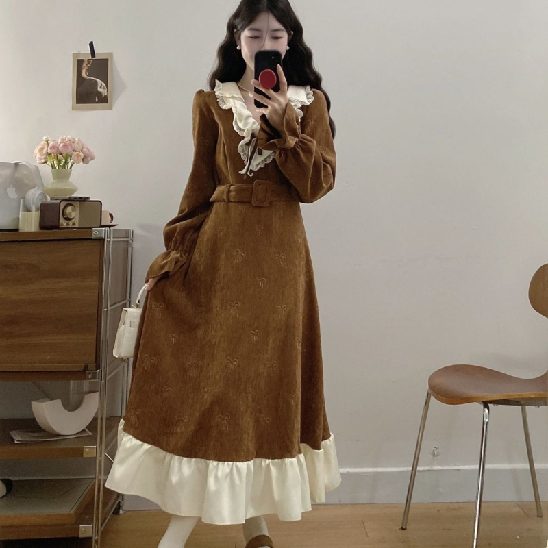 V-nyakú ruha, hosszú ujjak, középmagas deréknál, hosszú szoknya, hálós anyag, irodalmi retro stílus.