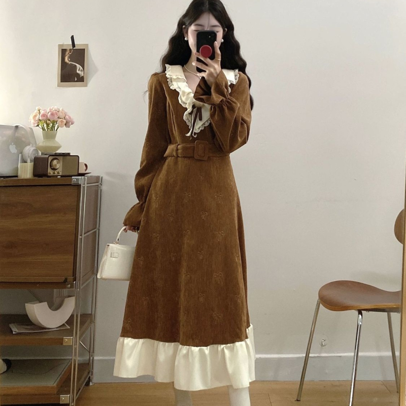 V-nyakú ruha, hosszú ujjak, középmagas deréknál, hosszú szoknya, hálós anyag, irodalmi retro stílus.