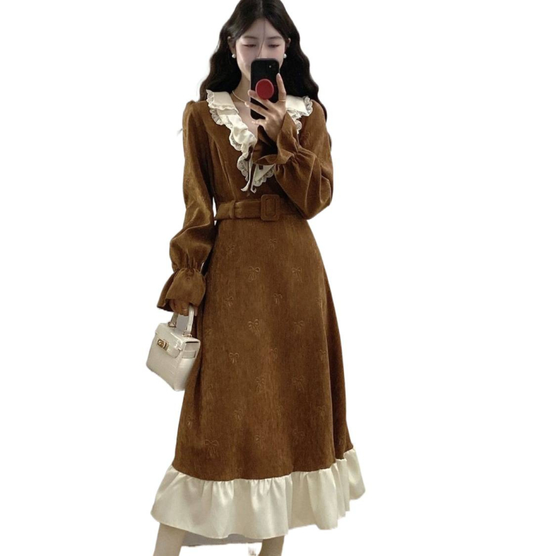 V-nyakú ruha, hosszú ujjak, középmagas deréknál, hosszú szoknya, hálós anyag, irodalmi retro stílus.