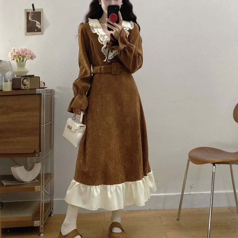 V-nyakú ruha, hosszú ujjak, középmagas deréknál, hosszú szoknya, hálós anyag, irodalmi retro stílus.