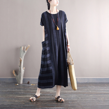 Csíkos ruha, kerek nyakú, rövid laza ujjú, hosszú A-vonalú sziluett, pamut-viszkóz keverék, retro stílus