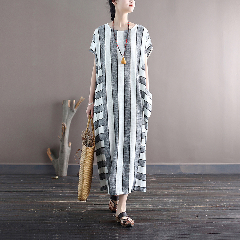 Csíkos ruha, kerek nyakú, rövid laza ujjú, hosszú A-vonalú sziluett, pamut-viszkóz keverék, retro stílus