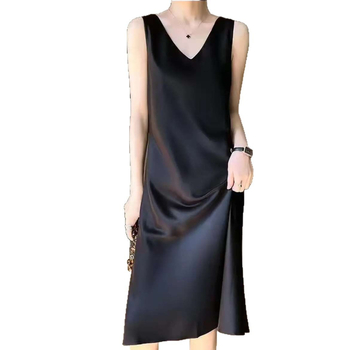 Poliészterből készült A-vonalú ruha, V-nyakkal, ujjatlan, hosszú.