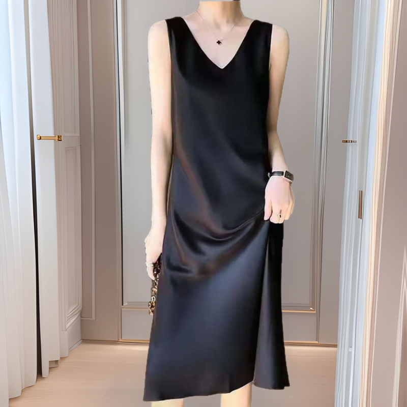 Poliészterből készült A-vonalú ruha, V-nyakkal, ujjatlan, hosszú.