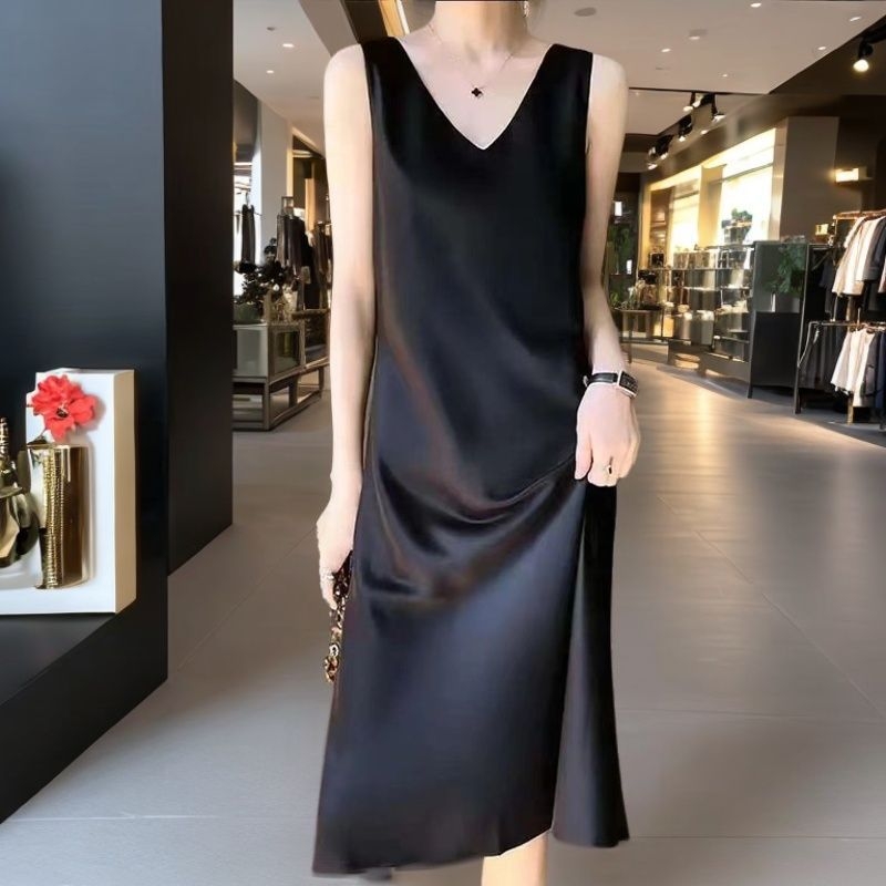 Poliészterből készült A-vonalú ruha, V-nyakkal, ujjatlan, hosszú.