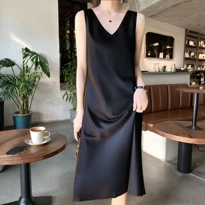 Poliészterből készült A-vonalú ruha, V-nyakkal, ujjatlan, hosszú.