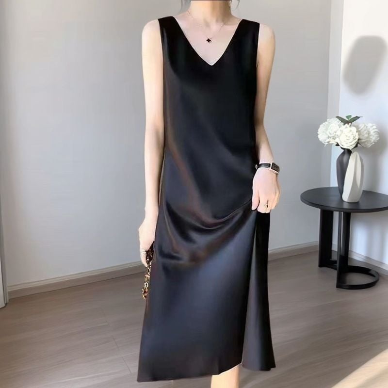 Poliészterből készült A-vonalú ruha, V-nyakkal, ujjatlan, hosszú.