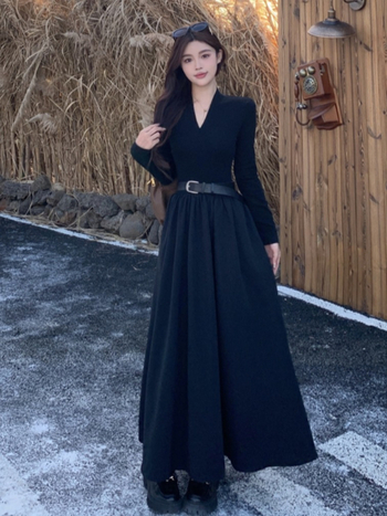 V-nyakú, hosszú ujjú ruha, magas derékkal, középmagas hosszúságú