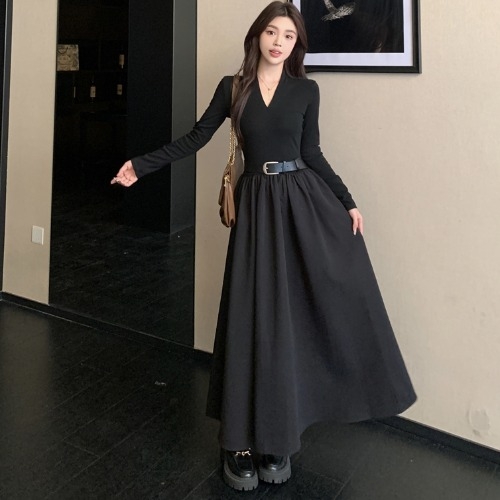 V-nyakú, hosszú ujjú ruha, magas derékkal, középmagas hosszúságú