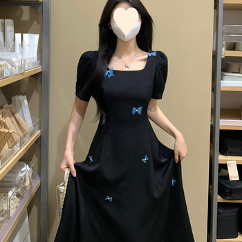 Ruha poliészterből, középtávú hossz, A-vonalú sziluett, négyzetes nyak, rövid ujjú