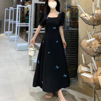 Ruha poliészterből, középtávú hossz, A-vonalú sziluett, négyzetes nyak, rövid ujjú