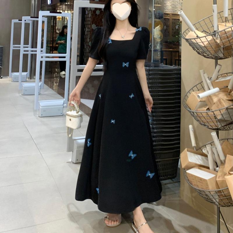 Ruha poliészterből, középtávú hossz, A-vonalú sziluett, négyzetes nyak, rövid ujjú