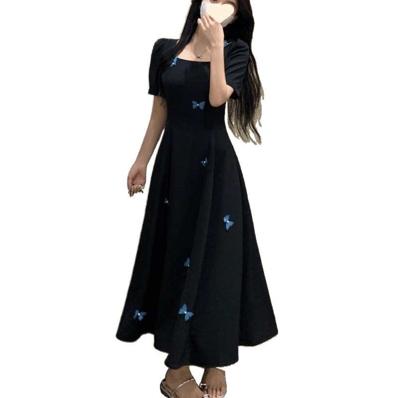 Ruha poliészterből, középtávú hossz, A-vonalú sziluett, négyzetes nyak, rövid ujjú