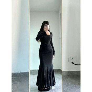 Ruha A-vonalú, hosszú szoknyával, négyzetes gallér, hosszú ujjú, poliészter anyag