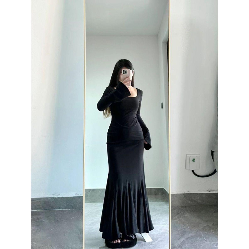 Ruha A-vonalú, hosszú szoknyával, négyzetes gallér, hosszú ujjú, poliészter anyag