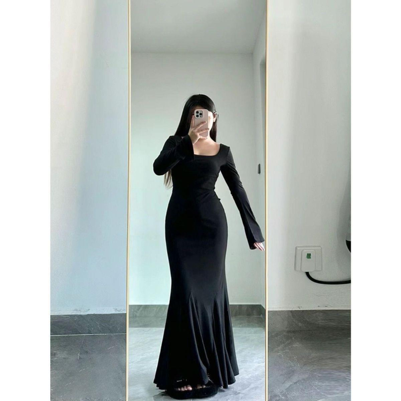 Ruha A-vonalú, hosszú szoknyával, négyzetes gallér, hosszú ujjú, poliészter anyag