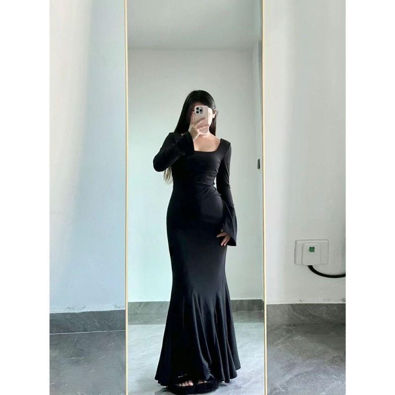 Ruha A-vonalú, hosszú szoknyával, négyzetes gallér, hosszú ujjú, poliészter anyag