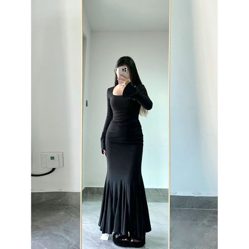 Ruha A-vonalú, hosszú szoknyával, négyzetes gallér, hosszú ujjú, poliészter anyag