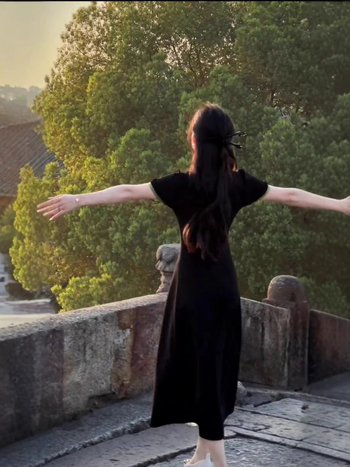 Kínai stílusú ruha álló gallérral, magas derekú A-vonalú hosszú siluett, rövid ujjú, 3D mintázat, TR anyag (polietesters-spandex)