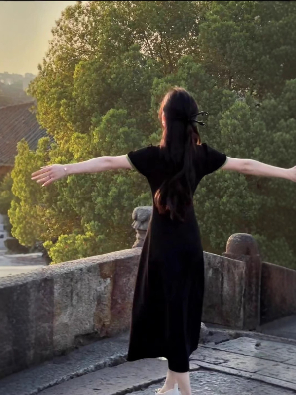 Kínai stílusú ruha álló gallérral, magas derekú A-vonalú hosszú siluett, rövid ujjú, 3D mintázat, TR anyag (polietesters-spandex)