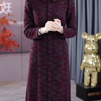 Ruha vállpántokkal, kínai stílusban, hosszú ujjú, kerek nyakú, középtől hosszú hosszúságú