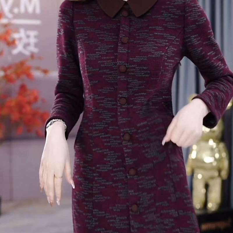 Ruha vállpántokkal, kínai stílusban, hosszú ujjú, kerek nyakú, középtől hosszú hosszúságú