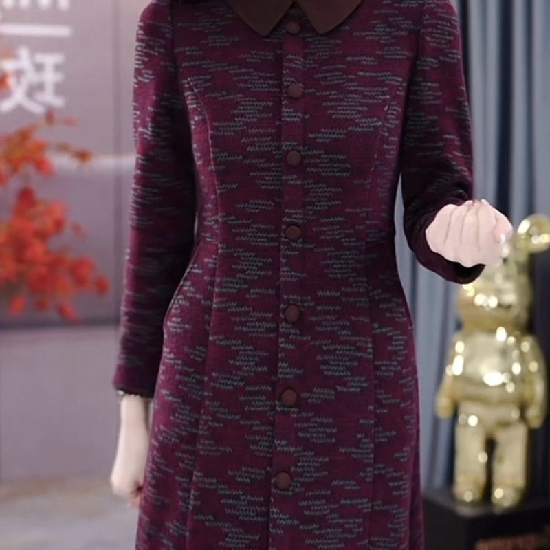 Ruha vállpántokkal, kínai stílusban, hosszú ujjú, kerek nyakú, középtől hosszú hosszúságú